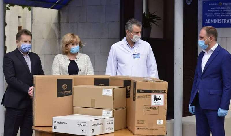 Un_lot_de_echipamente_medicale_2